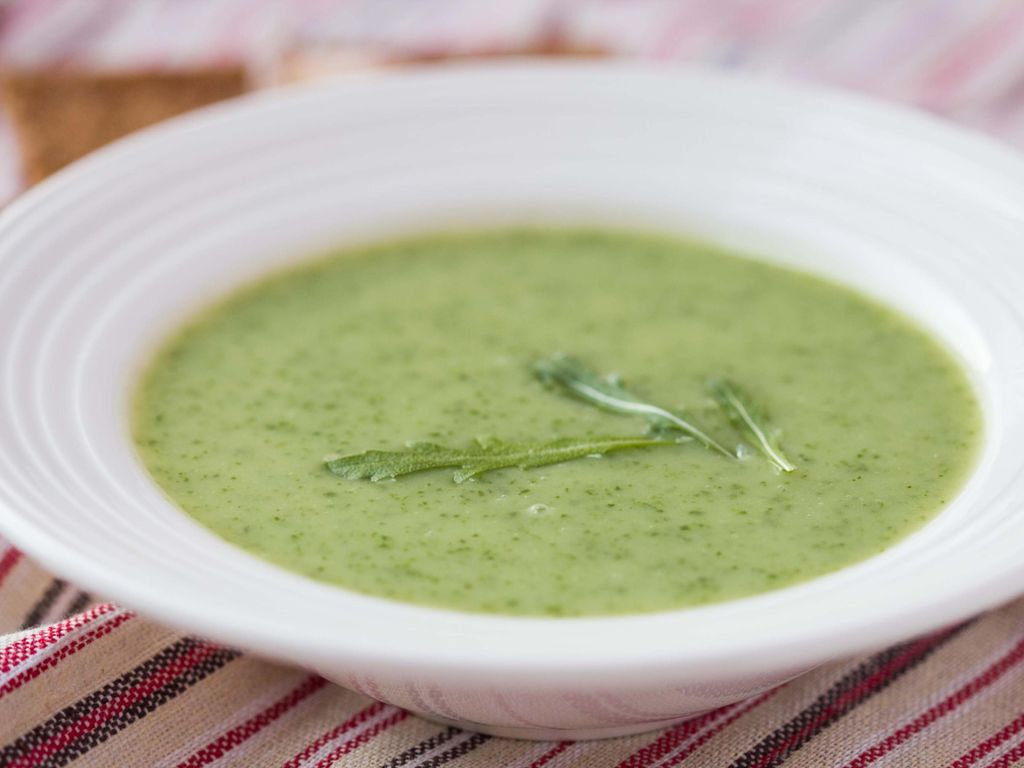 Comment préparer une délicieuse soupe au fanes de radis ?